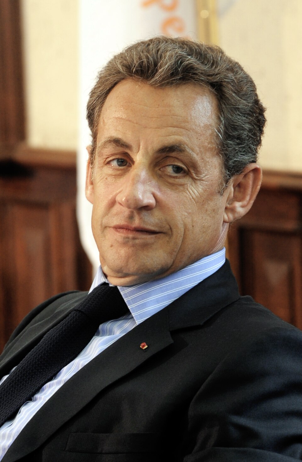 https://upload.wikimedia.org/wikipedia/commons/thumb/a/a6/Nicolas_Sarkozy_in_2010.jpg/960px-Nicolas_Sarkozy_in_2010.jpg