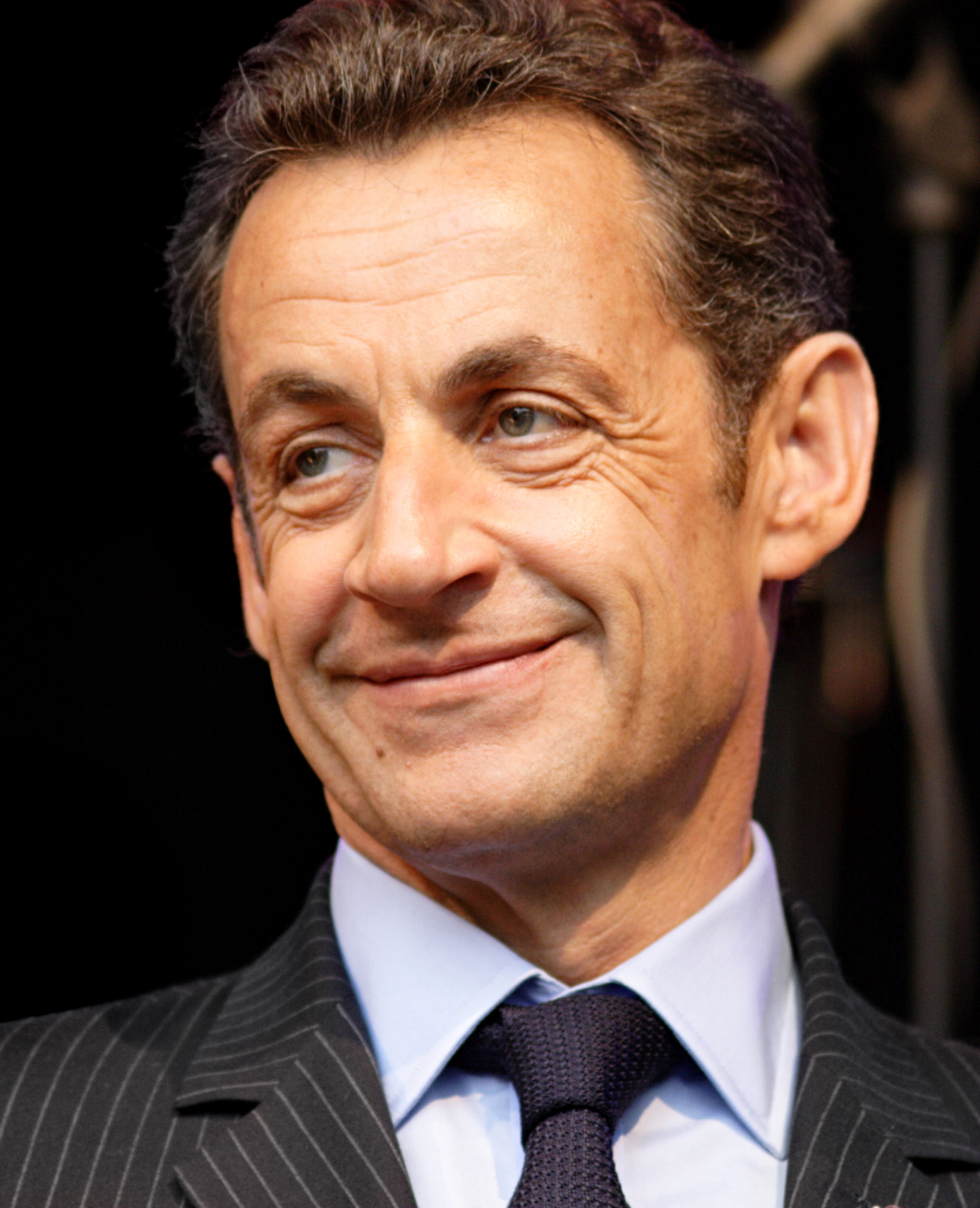 https://upload.wikimedia.org/wikipedia/commons/5/51/Nicolas_Sarkozy_%28cropped%29.jpg